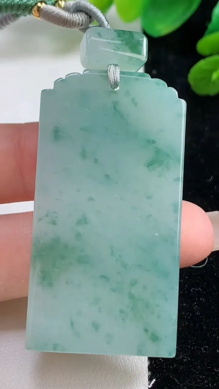 天然A货翡翠种飘花仿古无事牌吊坠，尺寸51-27-5.6，重量:29.17g
9月7日
