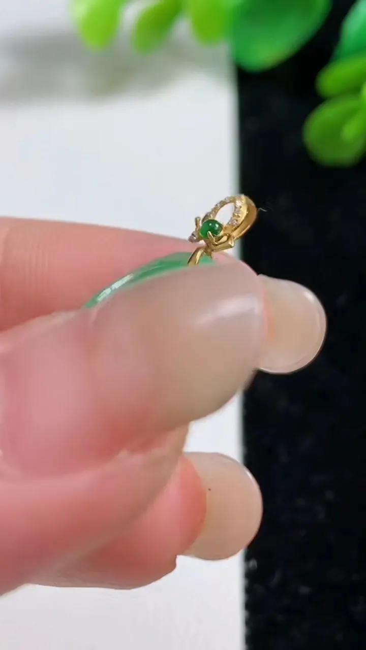 天然A货翡翠如意吊坠，尺寸23.8-12.8-3，重量:2.09g
9月7日