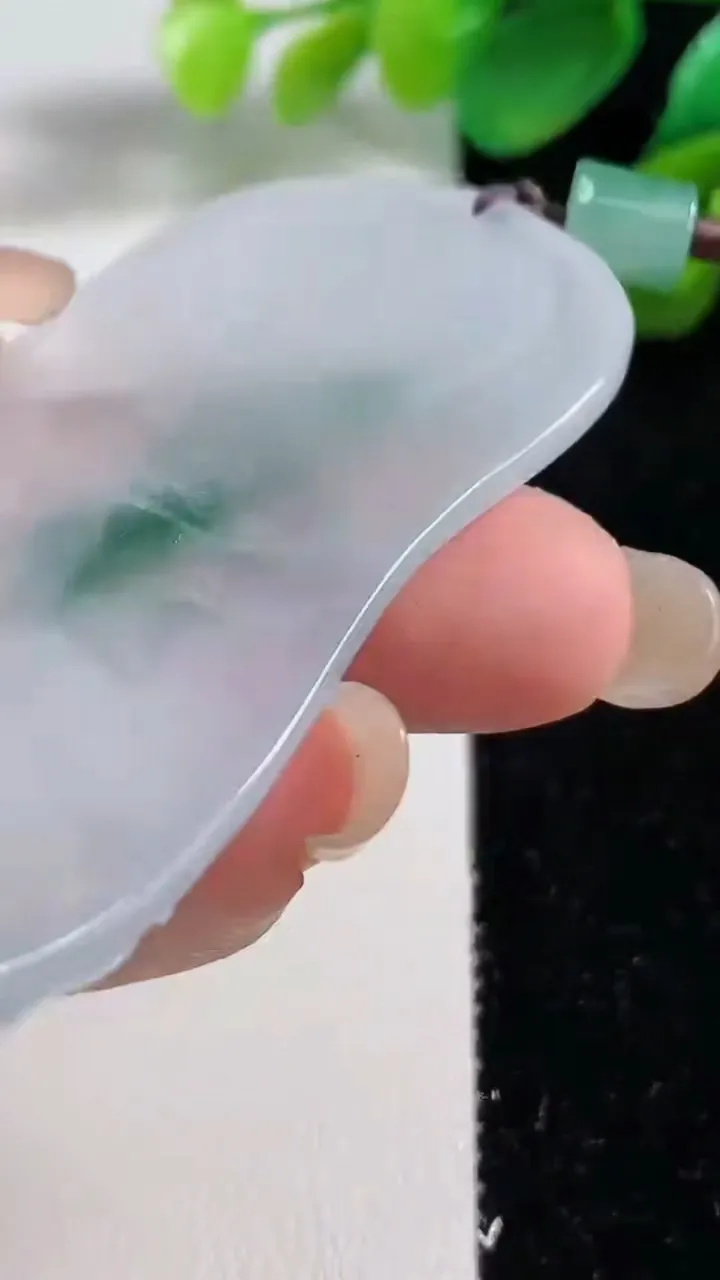 天然A货翡翠种飘花大势至观音菩萨吊坠，尺寸64.6-37.7-4，重量:25.38g
9月7日