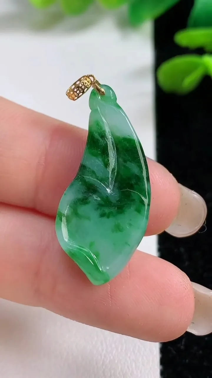 天然A货翡翠玉兰花吊坠，尺寸30-13.7-5.5，重:2.88g
9月7日