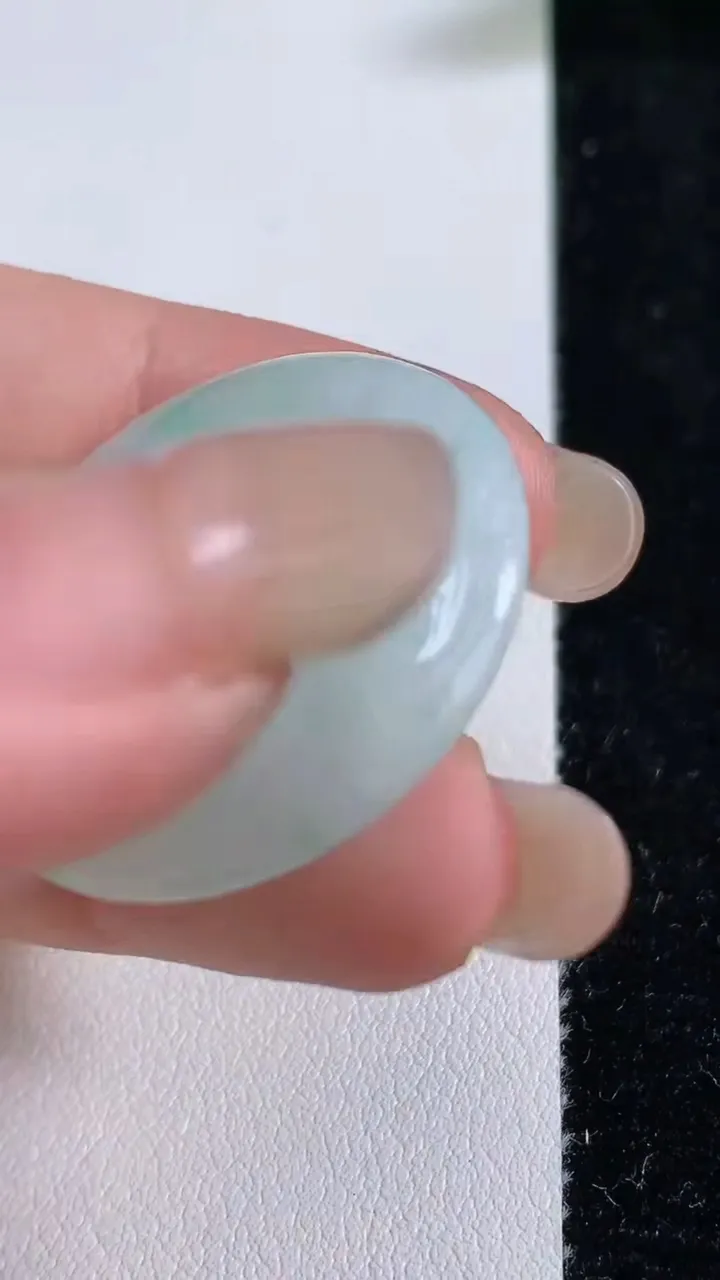 天然A货翡翠平安扣吊坠，尺寸30-5，重:9.47g
9月7日
