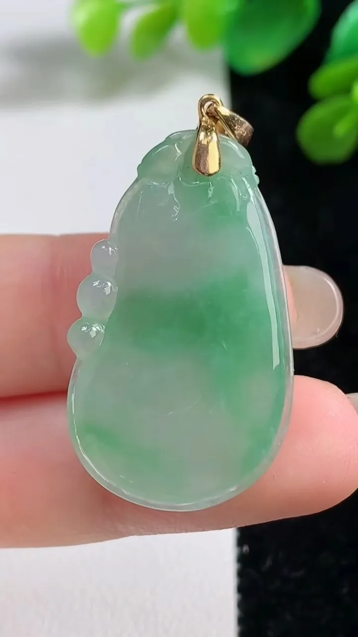 天然A货翡翠福瓜吊坠，尺寸33.2-20-5.7，重量:7.47g
9月7日
