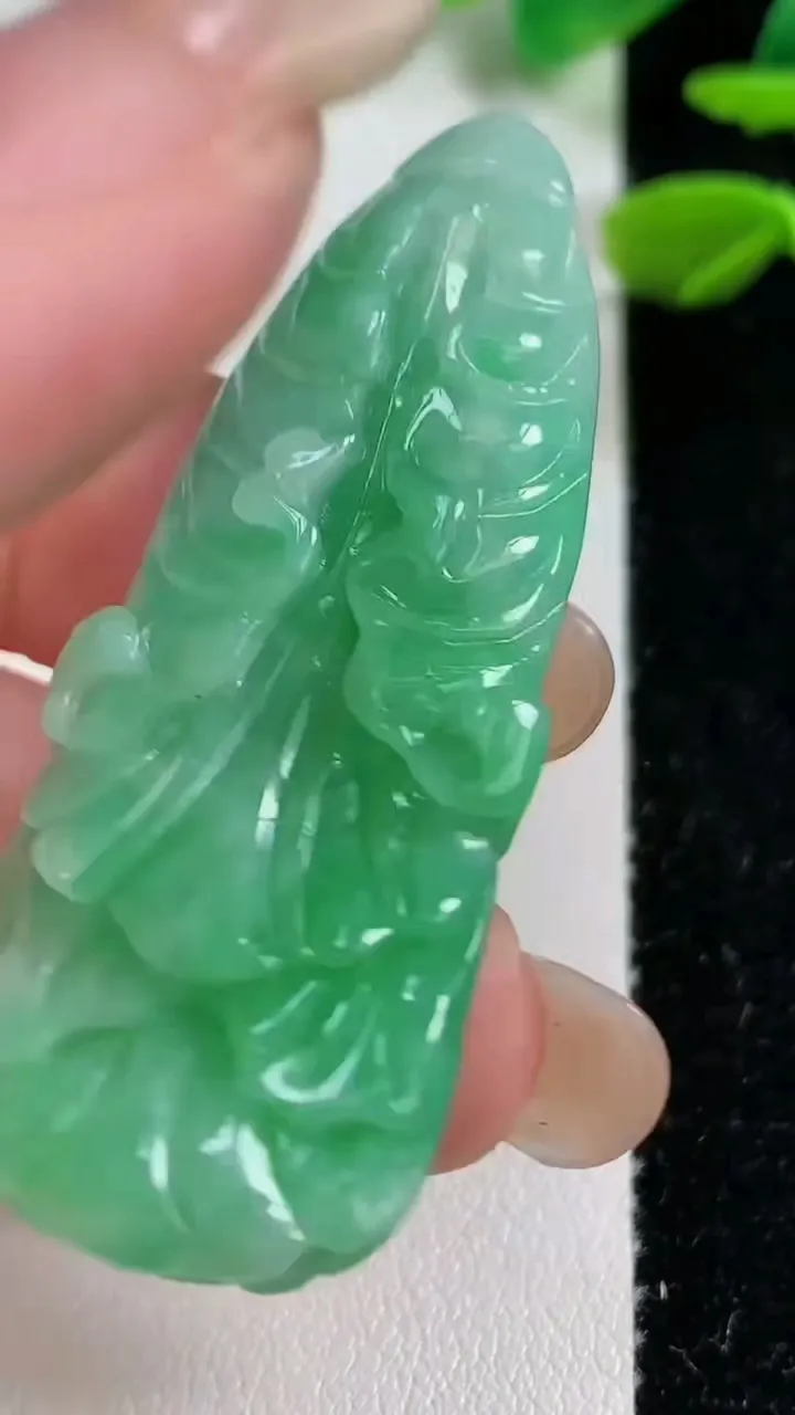 天然A货翡翠白菜吊坠，尺寸52.5-20-8.4，重:17.06g
9月7日