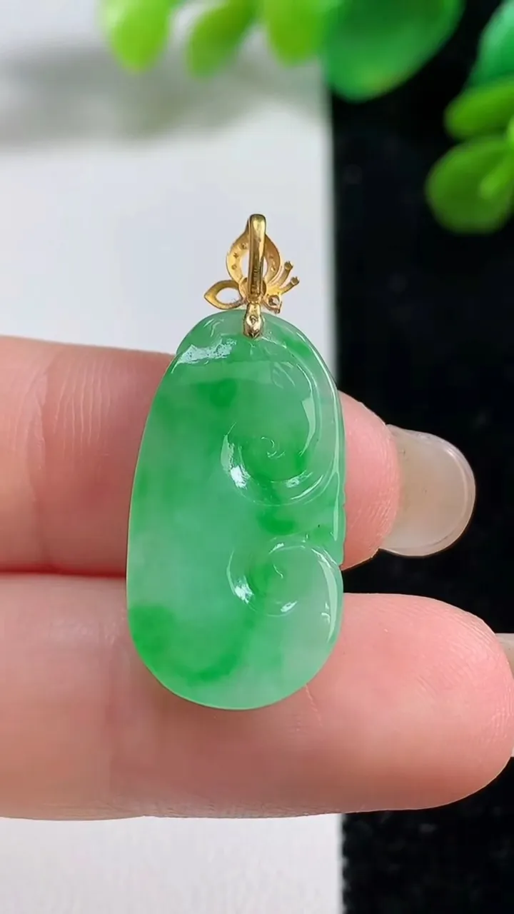 天然A货翡翠如意吊坠，尺寸23.8-12.8-3，重量:2.09g
9月7日