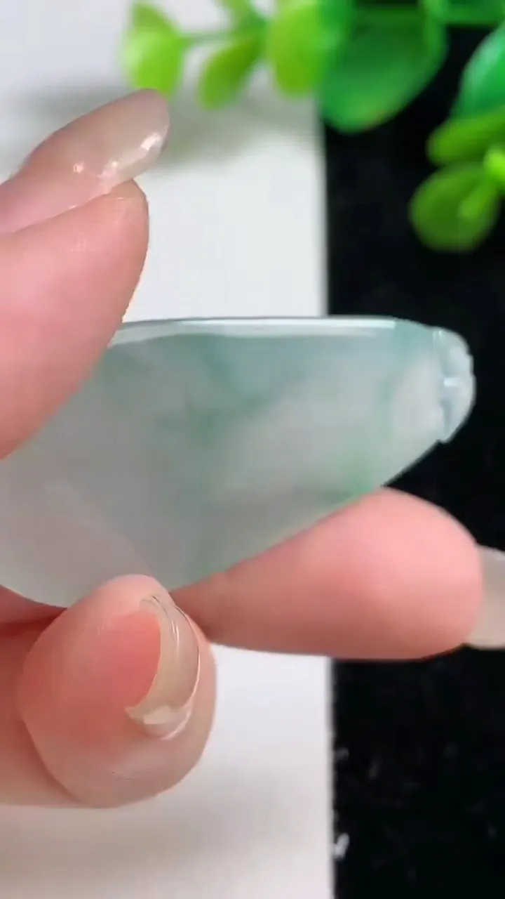 天然A货翡翠福瓜吊坠，尺寸43-21.4-9.7，重量:13.82g
9月8日