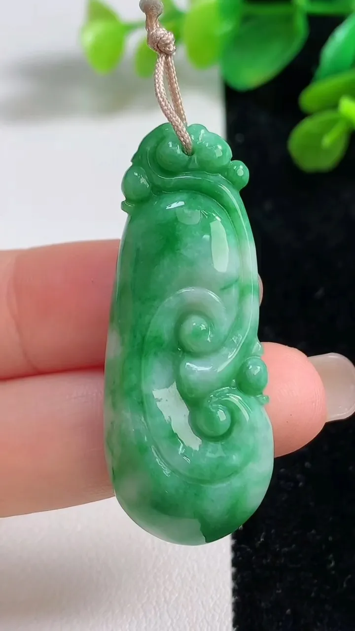 天然A货翡翠如意吊坠，尺寸45.6-18-6.2，重量:9.15g
9月7日