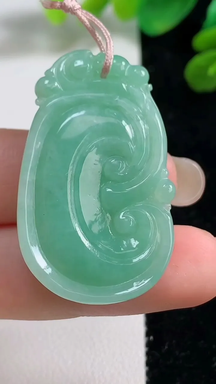 天然A货翡翠如意吊坠，尺寸40.3-23.7-5.7，重量:9.96g
9月7日