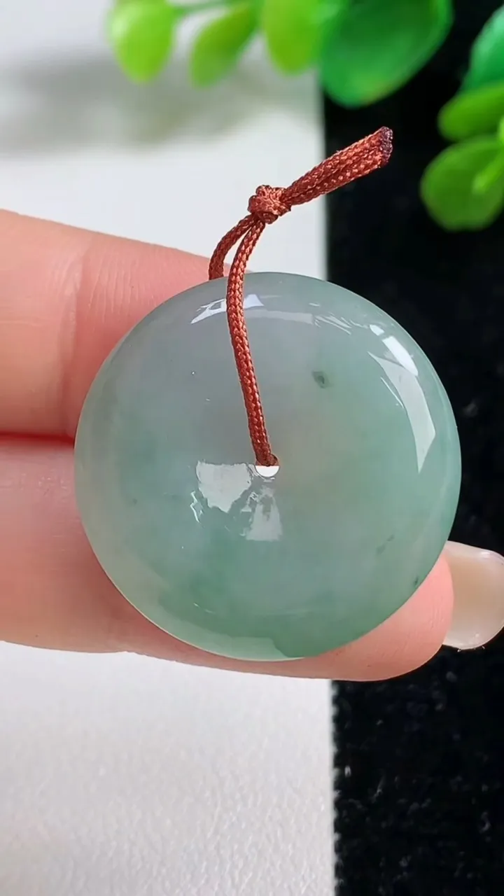 天然A货翡翠平安扣吊坠，尺寸26.6-5.4，重量:8.22g
9月7日