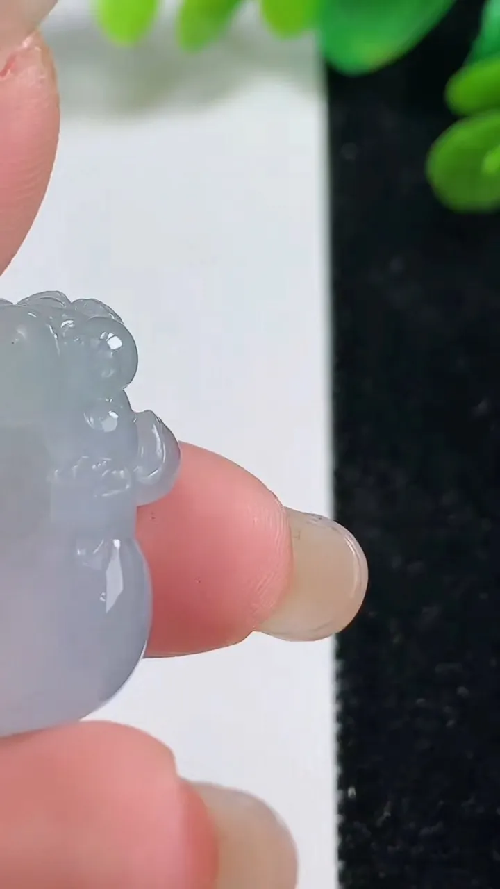天然A货翡翠生肖鼠吊坠，尺寸25.8-19.2-11.3，重量:10.11g
9月7日