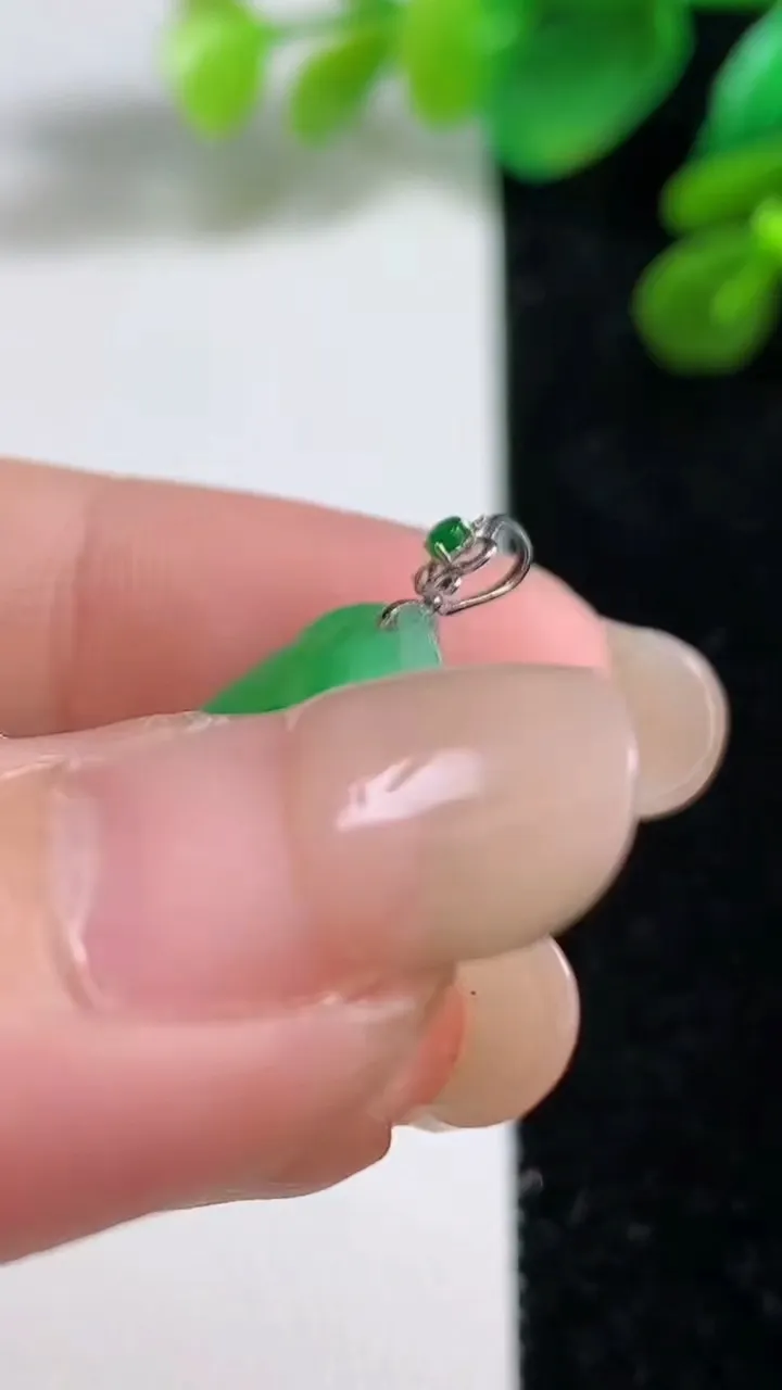 天然A货翡翠如意吊坠，尺寸23.4-13.8-3.2，重量:2.15g
9月7日