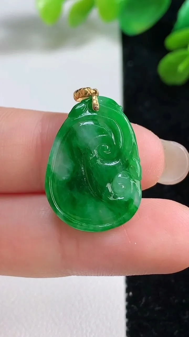 天然A货翡翠如意吊坠，尺寸23.3-16.8-3，重量:2.42g
9月7日