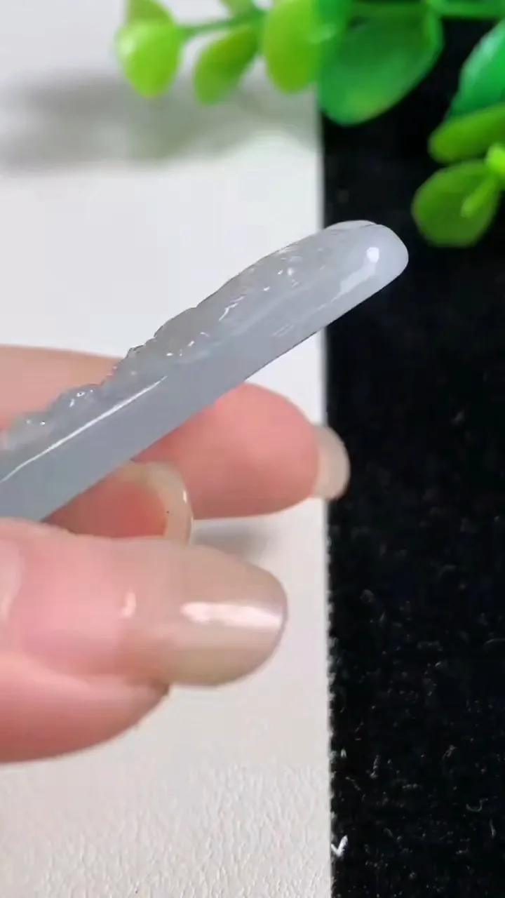 天然A货翡翠祥龙观音菩萨吊坠，尺寸60.4-34.6-6，重量:33.12g
9月7日