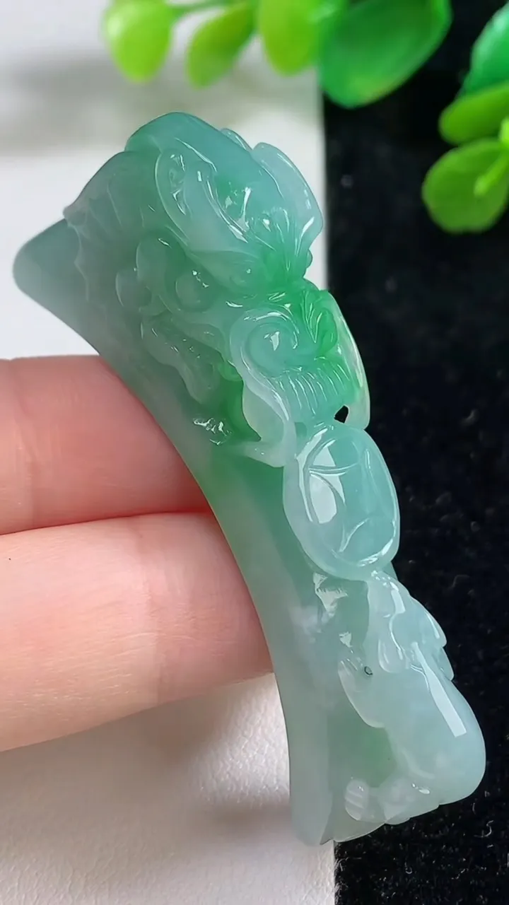 天然A货翡翠龙头手牌，尺寸56.5-26.7-11.7，重量:26.80g
9月7日