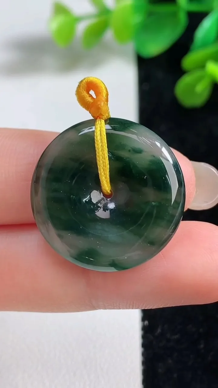 天然A货翡翠冰种飘花平安扣吊坠，尺寸24-3.8，重量:4.95g
9月7日