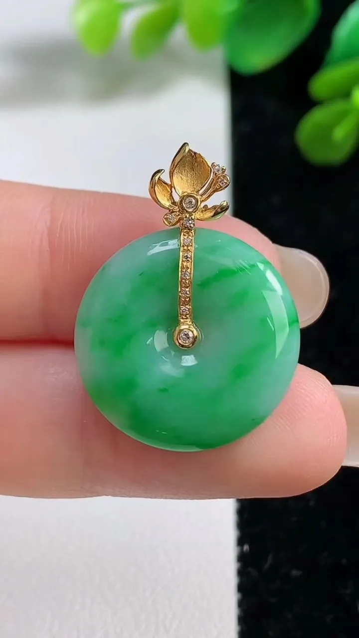 天然A货翡翠平安扣吊坠，尺寸20.6-4.7，重量:4.80g
9月7日