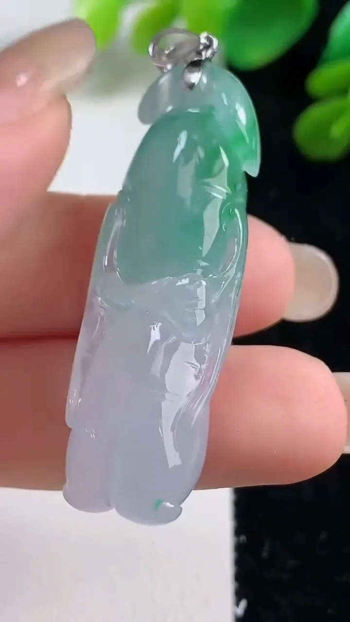 天然A货翡翠白菜吊坠，尺寸44.6-14-9，重量:12.55g
9月7日