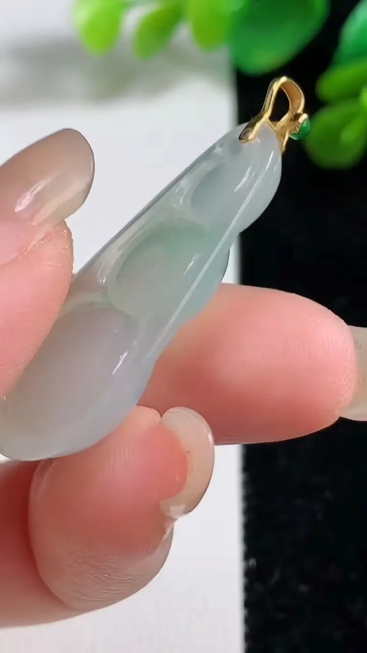 天然A货翡翠福豆吊坠，尺寸36.8-15.2-5.5，重量:4.89g
9月7日