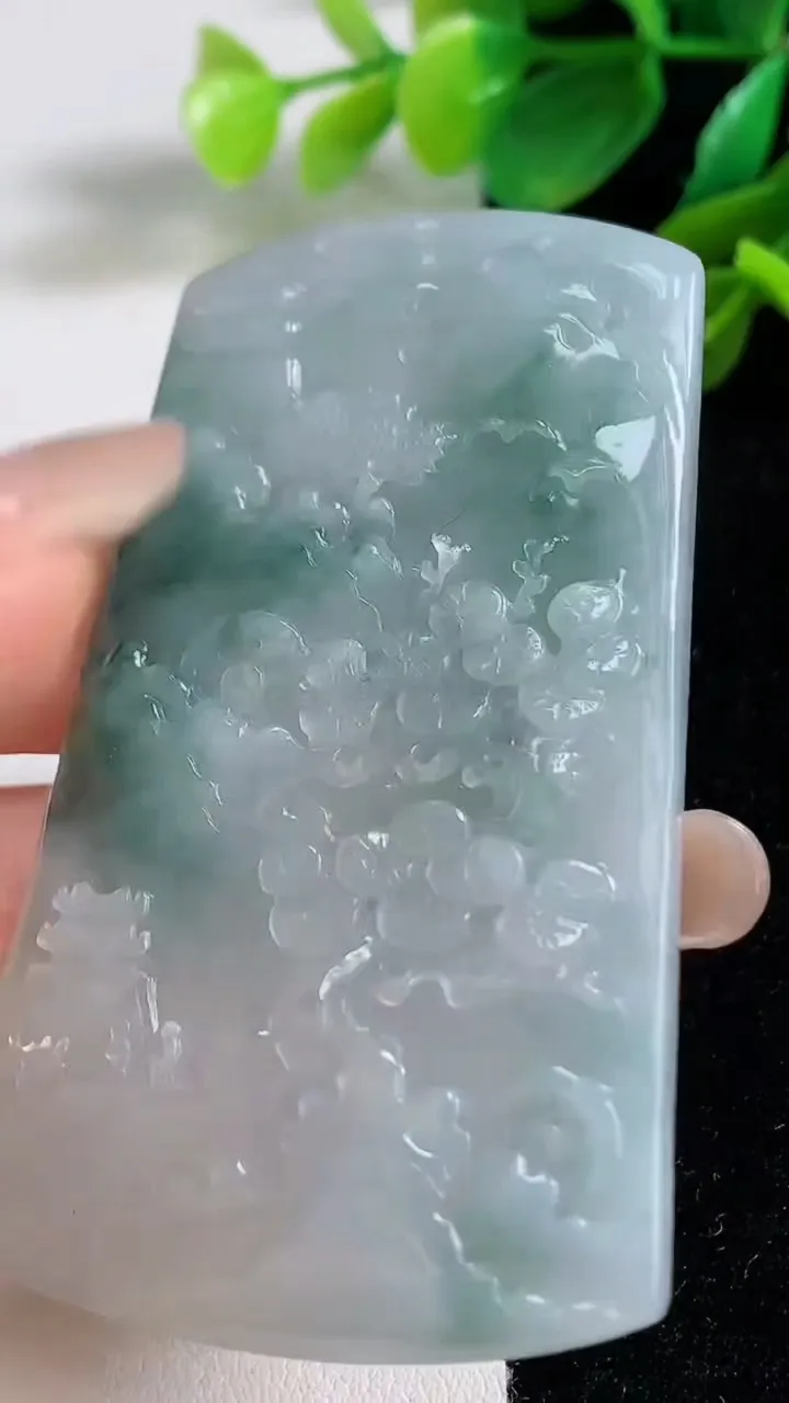 天然A货翡翠牌吊坠，尺寸69.4-42-5.4，重量:41.49g
9月7日
