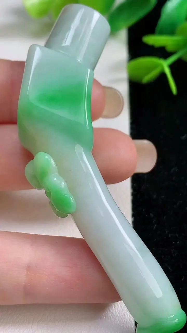 天然A货翡翠烟嘴玉坠，尺寸72.8-16-14.2，重:25.15g
9月7日