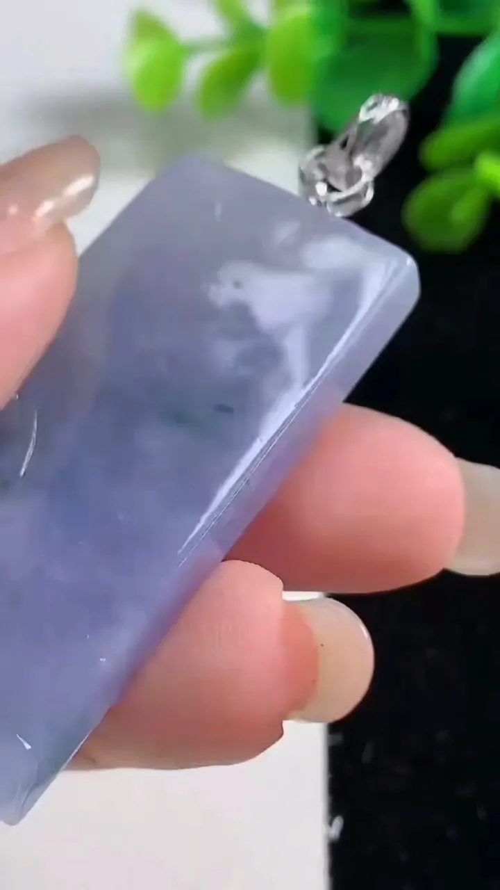天然A货翡翠种紫罗兰飘花无事牌吊坠，尺寸48-23.7-5.2，重量:21.15g
9月7日