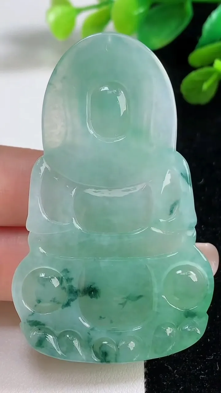 天然A货翡翠观音菩萨吊坠，尺寸63.5-39-6，重量:24.65g
9月7日