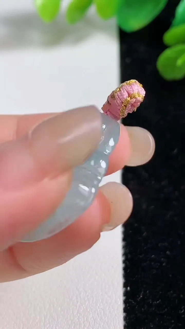 天然A货翡翠冰种飘花佛公吊坠，尺寸28.6-31.4-6，重量:8.26g
9月7日