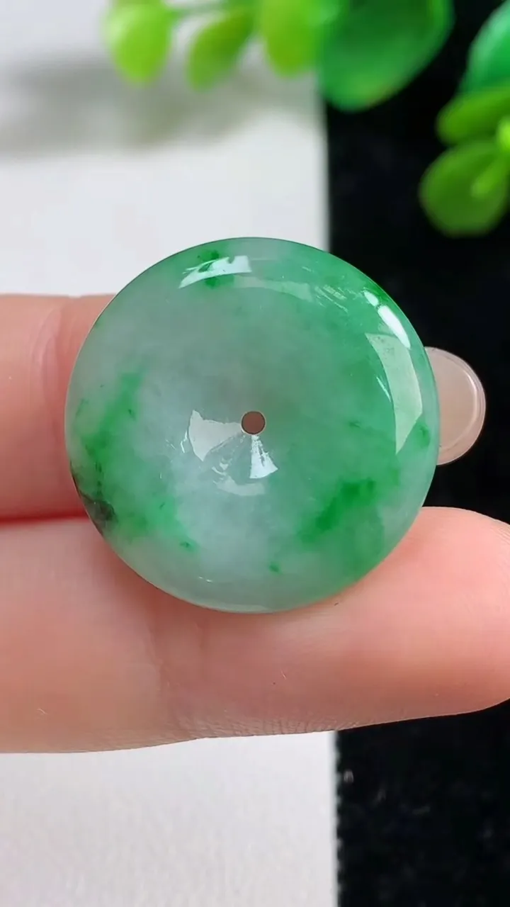 天然A货翡翠平安扣吊坠，尺寸23.3-4.5，重量:5.20g
9月7日