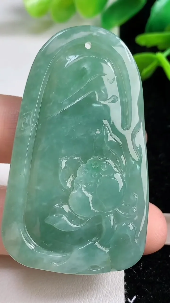天然A货翡翠梅花鹿吊坠，尺寸55.6-32.9-6.8，重:21.40g
9月7日