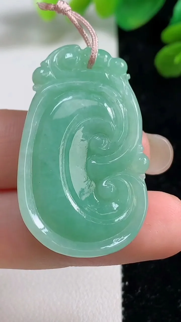 天然A货翡翠如意吊坠，尺寸40.3-23.7-5.7，重量:9.96g
9月7日