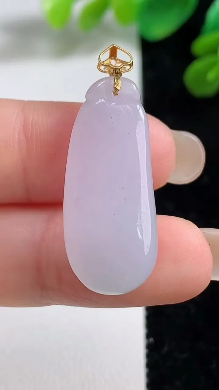 天然A货翡翠福瓜吊坠，尺寸30.4-12.4-6，重量:5.13g
9月7日