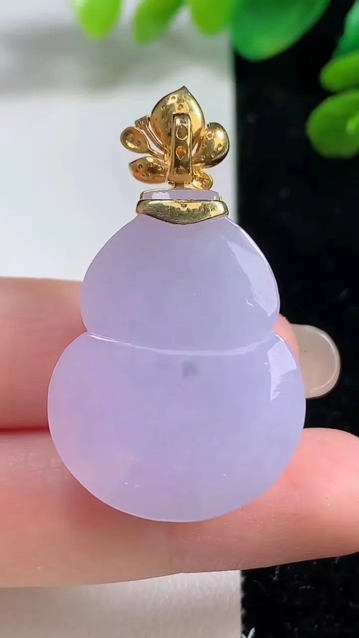天然A货翡翠18k金紫罗兰葫芦吊坠，尺寸30.4-24.2-13.4，重量:17.39g
9月7日