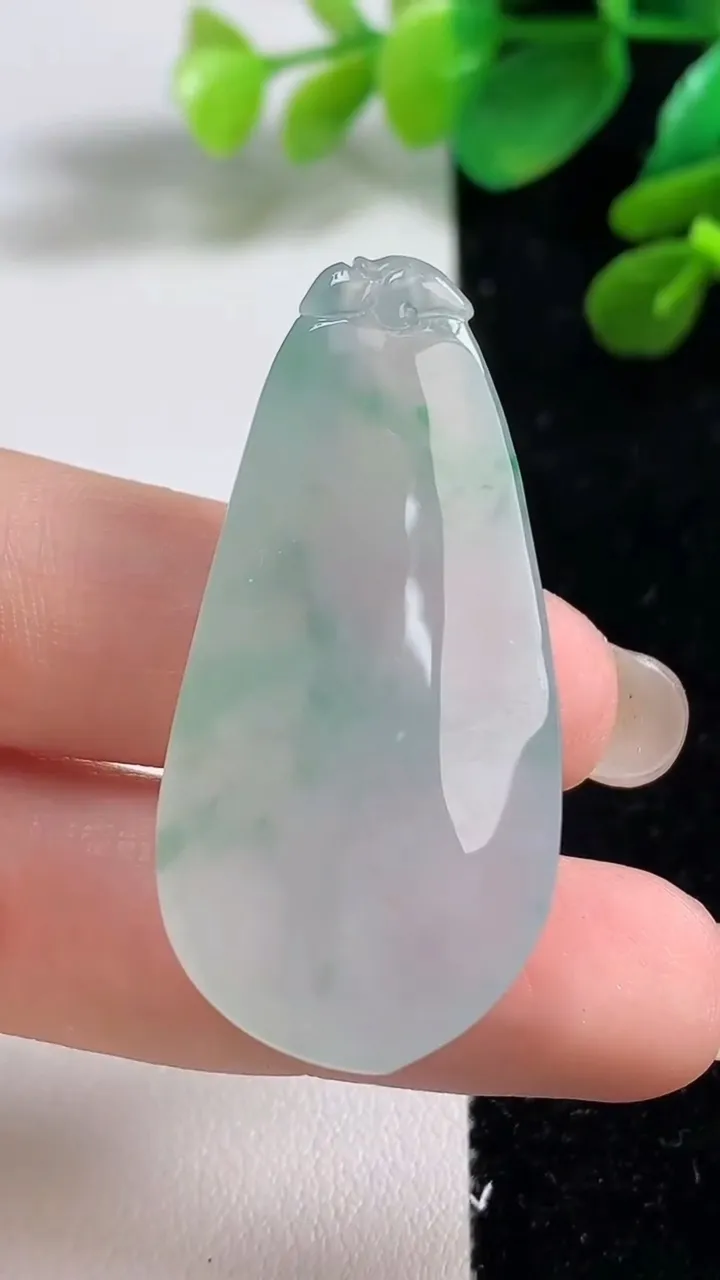 天然A货翡翠福瓜吊坠，尺寸43-21.4-9.7，重量:13.82g
9月8日