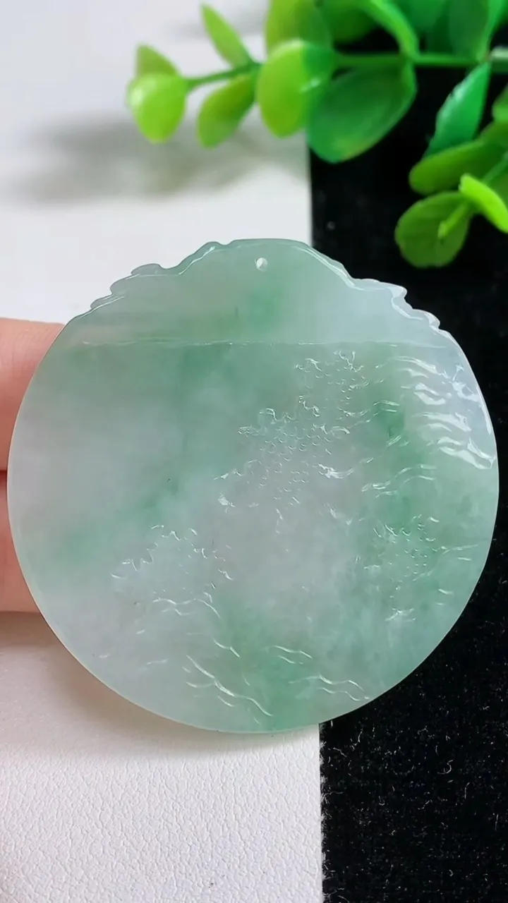 天然A货翡翠山水牌吊坠，尺寸51.7-5.5，重量:30.60g
9月7日