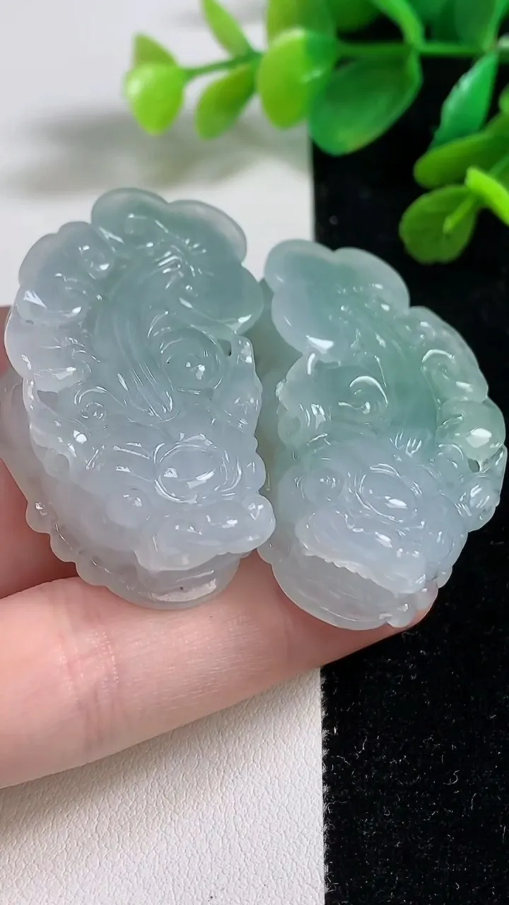 天然A货翡翠冰种飘花貔貅吊坠一对，尺寸44.4-25-12，重量:67.97g
9月7日