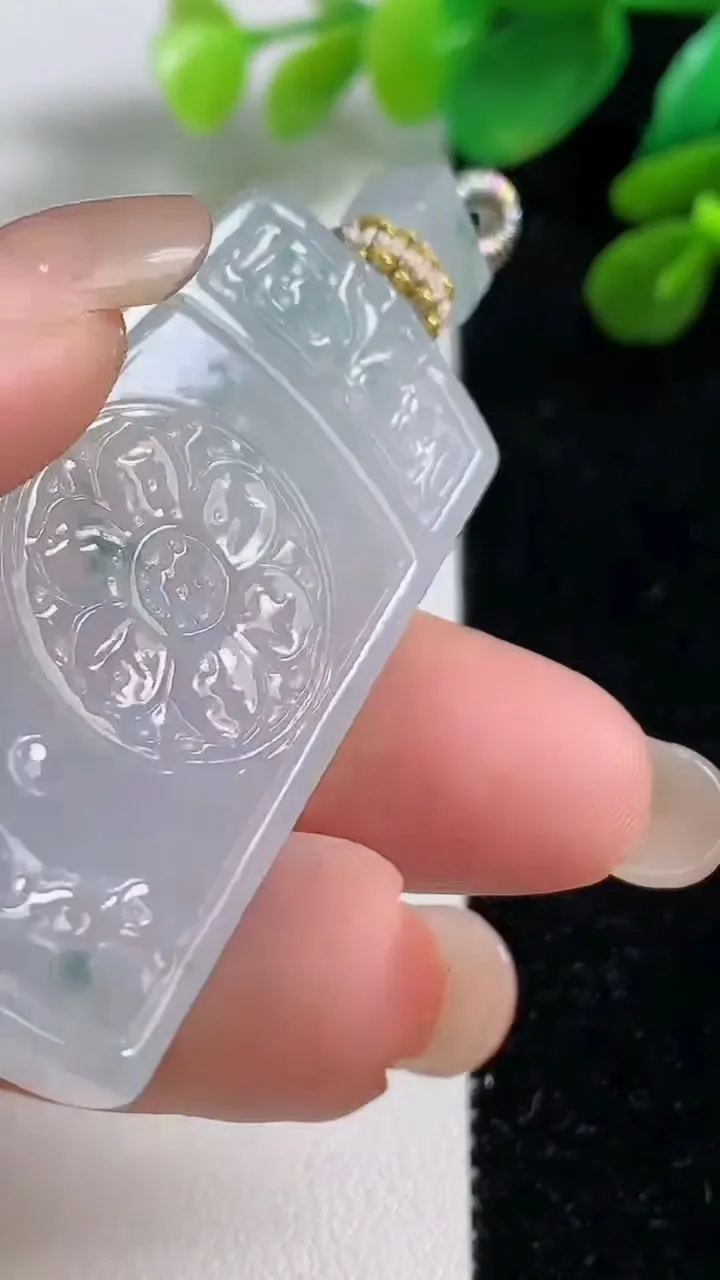 天然A货翡翠冰种飘花仿古无事牌吊坠，尺寸49-26.4-5.6，重量:20.89g
9月7日