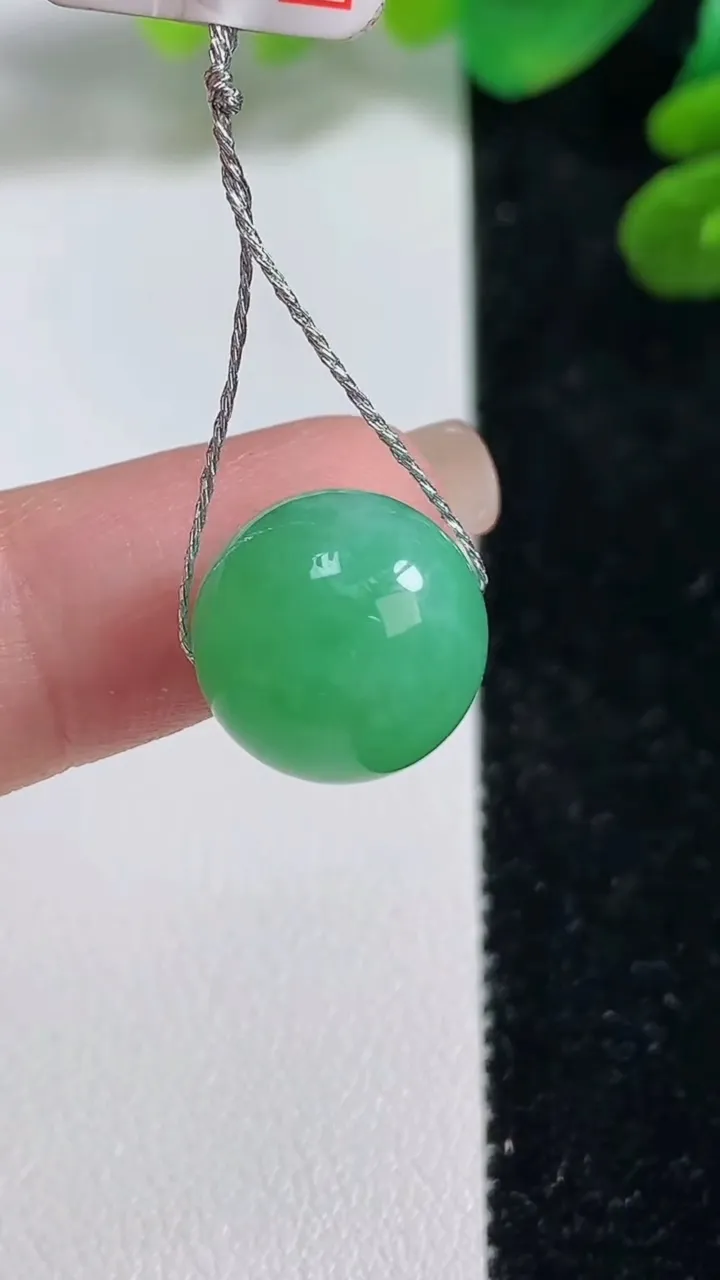 天然A货翡翠圆珠吊坠，尺寸13，重量:3.81g
9月7日
