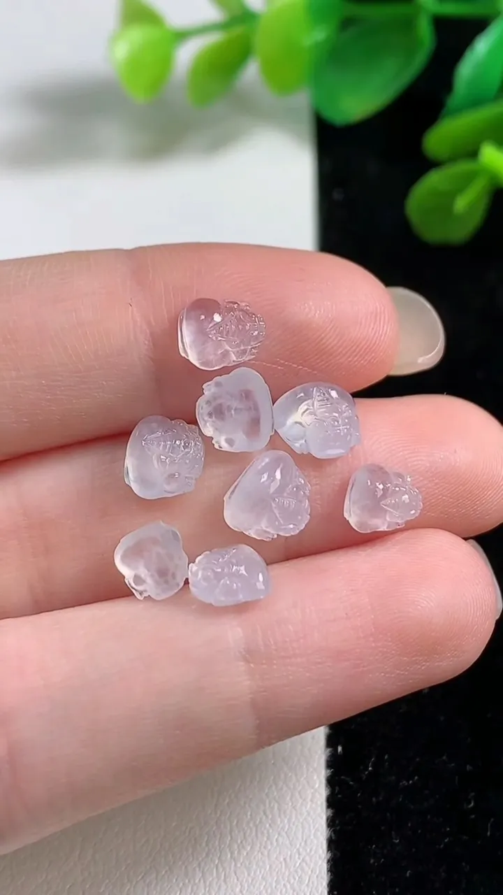 天然A货翡翠貔貅吊坠一手，尺寸6.4-7.5-3.4，重量:2.35g
9月7日
