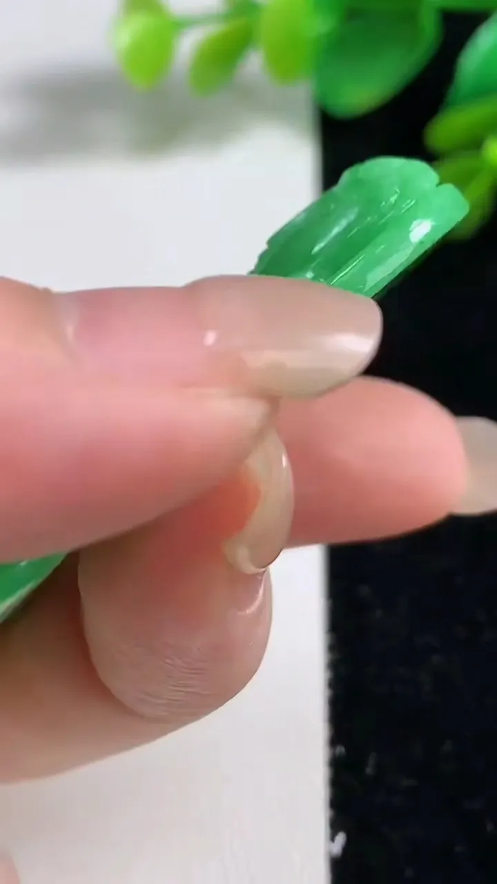天然A货翡翠观音菩萨吊坠，尺寸55.8-35.2-7，重量:26.27g
9月7日