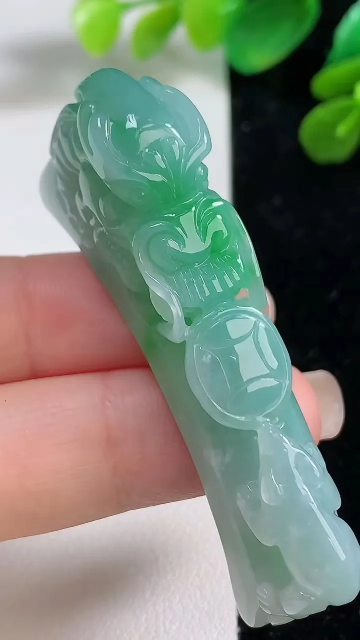 天然A货翡翠龙头手牌，尺寸56.5-26.7-11.7，重量:26.80g
9月7日