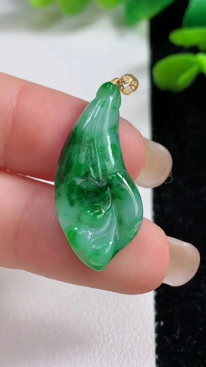 天然A货翡翠玉兰花吊坠，尺寸30-13.7-5.5，重:2.88g
9月7日