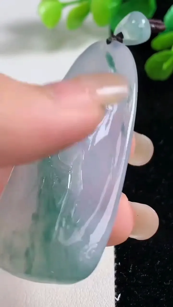 天然A货翡翠种飘花大势至观音菩萨吊坠，尺寸61.3-27.2-10.4，重量:29.79g
9月7日