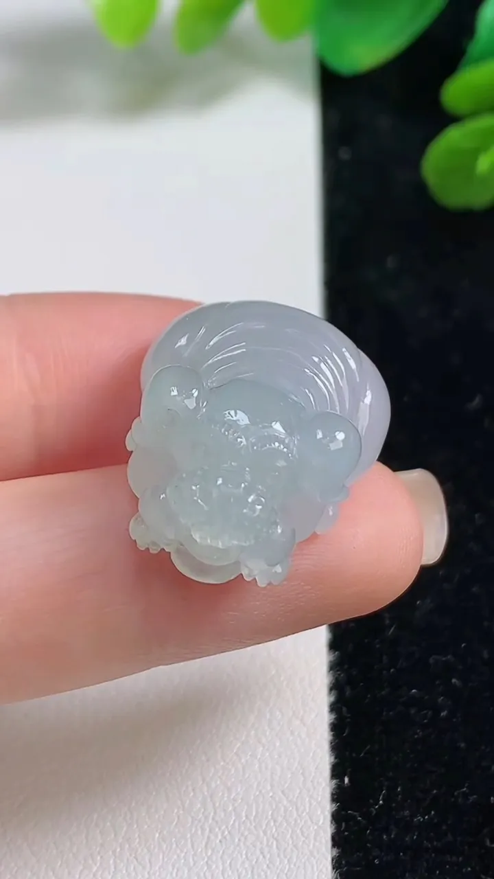 天然A货翡翠生肖鼠吊坠，尺寸25.8-19.2-11.3，重量:10.11g
9月7日