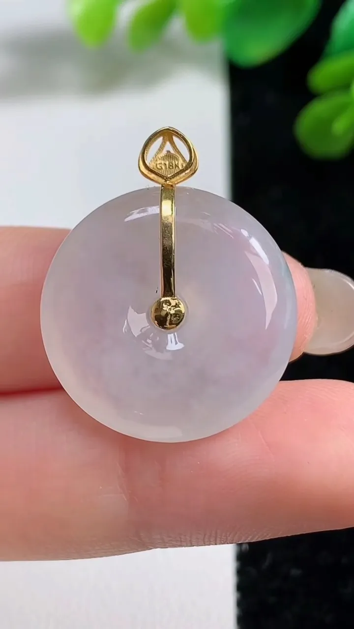 天然A货翡翠平安扣吊坠，尺寸22.2-5.5，重量:5.98g
9月7日