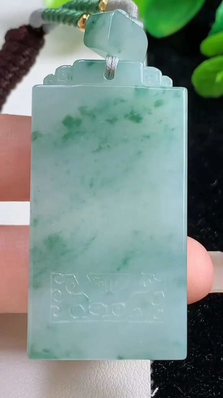天然A货翡翠种飘花仿古无事牌吊坠，尺寸51-27-5.6，重量:29.17g
9月7日