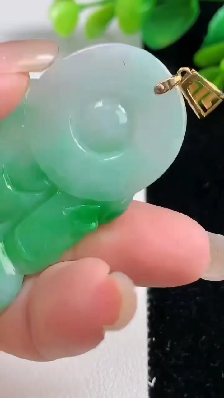 天然A货翡翠观音菩萨吊坠，尺寸58.4-33-5.5，重量:23.35g
9月7日