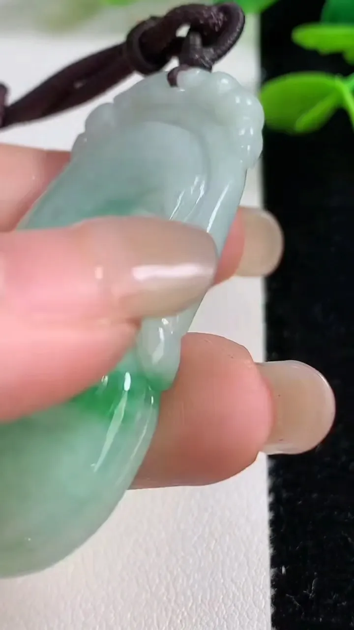 天然A货翡翠如意吊坠，尺寸52.8-27-6.7，重:17.75g
9月7日