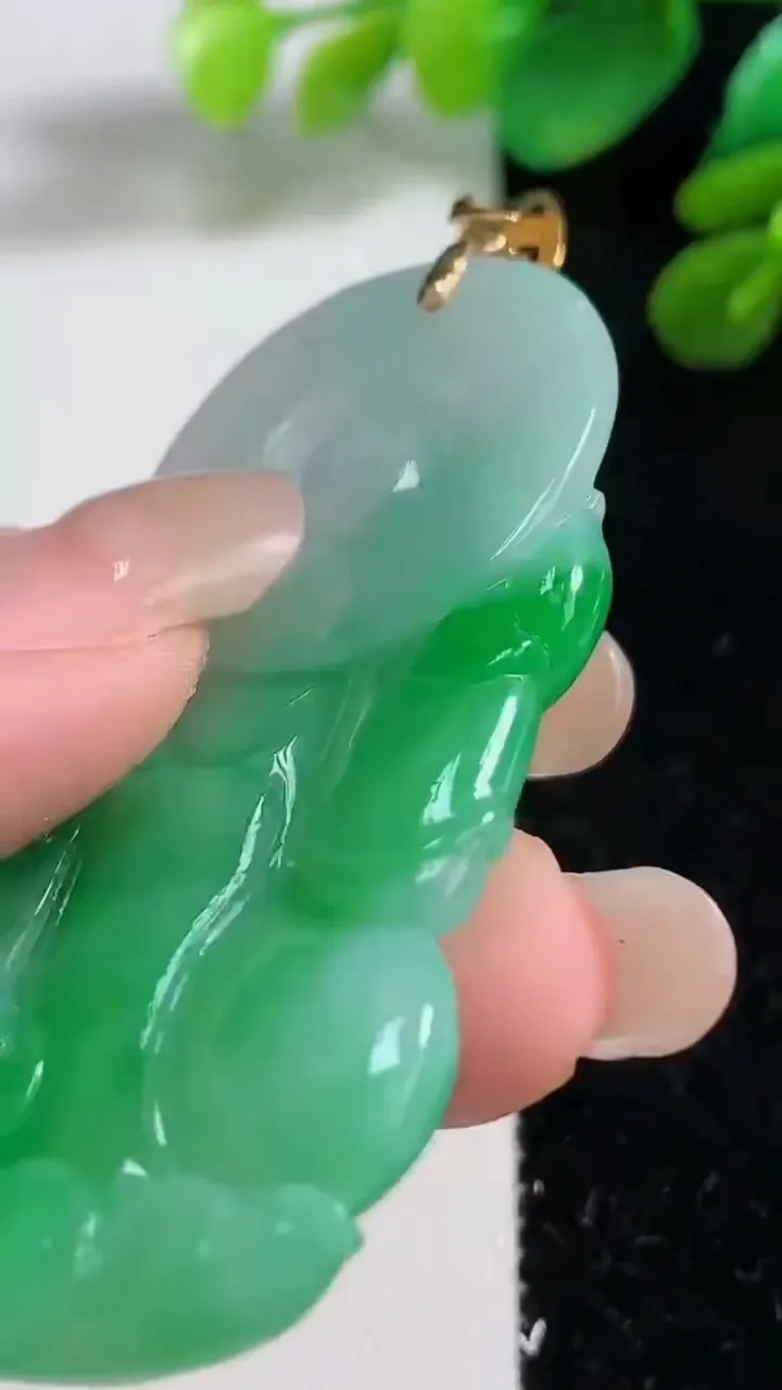 天然A货翡翠观音菩萨吊坠，尺寸58.4-33-5.5，重量:23.35g
9月7日