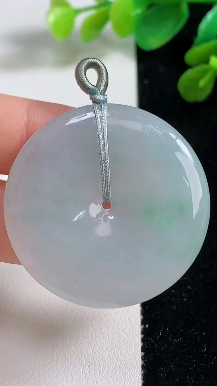 天然A货翡翠平安扣吊坠，尺寸38.4-5.6，重量:18.10g
9月7日