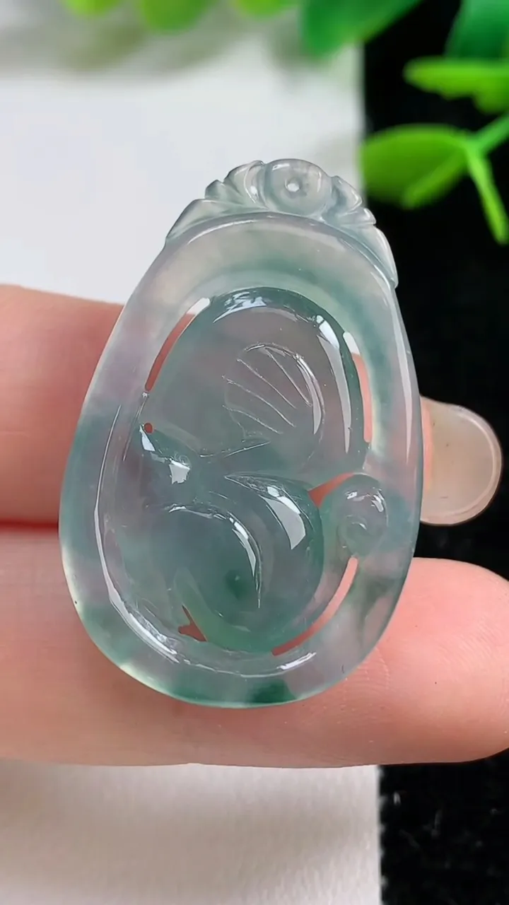 天然A货翡翠冰种飘花生肖猴吊坠，尺寸33.2-21.7-1.6，重:5.64g
9月7日