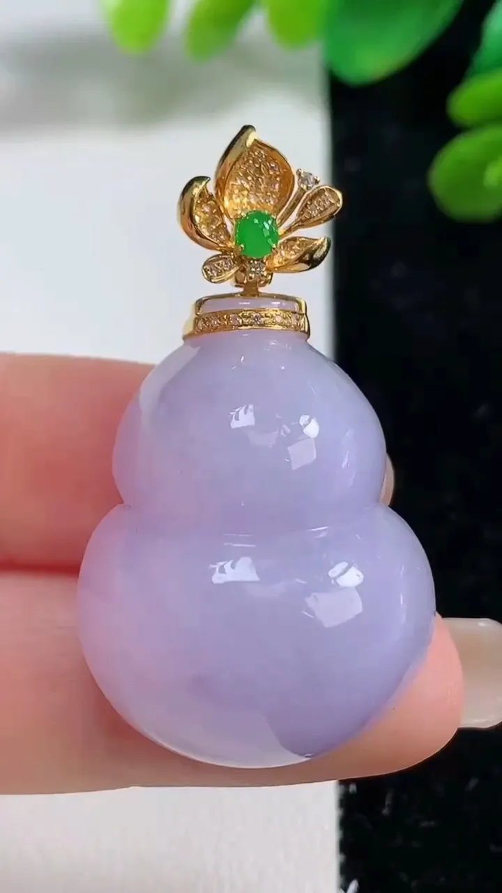 天然A货翡翠18k金紫罗兰葫芦吊坠，尺寸30.4-24.2-13.4，重量:17.39g
9月7日